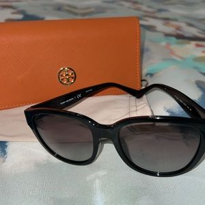 Tory Burch EUC sunglasses no scratches- like new with like new case